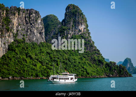 La baia di Ha Long, VIETNAM - CIRCA NEL SETTEMBRE 2014: imbarcazione turistica nella baia di Halong, Vietnam. Foto Stock