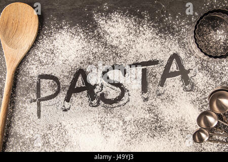 Parola manoscritta disegnato nella farina - Pasta Foto Stock