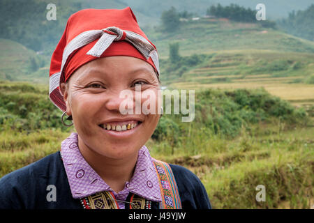 SAPA, Vietnam - CIRCA NEL SETTEMBRE 2014: giovane donna dal rosso minoranza Dao sorridente in Ta Phin villaggio nei pressi di Sapa, il Vietnam del nord. Foto Stock