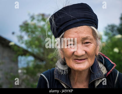 SAPA, Vietnam - CIRCA NEL SETTEMBRE 2014: Ritratto di donna dal nero la minoranza Hmong in Vietnam del Nord Foto Stock