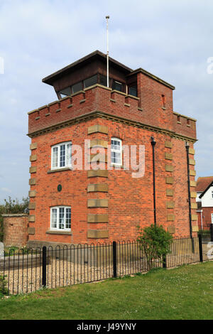 Ex della capitaneria di porto della torre di vedetta e Marconi di guerra post ascolto, su una scogliera costiera Hunstanton Norfolk Foto Stock