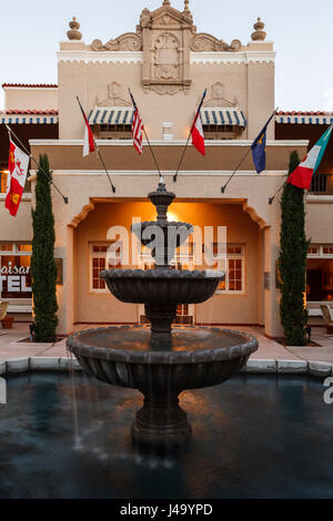 Il cortile storico Hotel Paisano (1930), Marfa, Texas USA Foto Stock