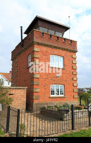 Ex della capitaneria di porto della torre di vedetta e Marconi di guerra post ascolto, su una scogliera costiera, Hunstanton NORFOLK REGNO UNITO, strumentale nella posizione di tracciatura Foto Stock