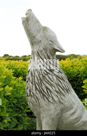 Old Hunstanton, Monumento al leggendario Wolf che ha custodito San Edmund la testa tagliata. Scolpita in legno di quercia figura, dettaglio, Norfolk England Regno Unito Foto Stock