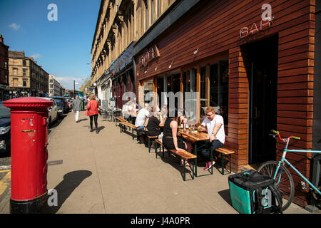 Godendo il sole presso il Bar Soba su Byres Road, Glasgow Foto Stock