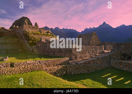 Bella mattina a Machu Picchu paesaggio. Peruviano famoso villaggio di pietra Foto Stock