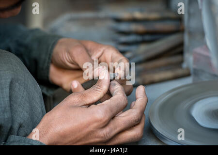 Jaipur, India - Mano d'uomo lavora con pietra Foto Stock