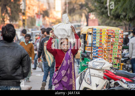 Jöhri Bazaar; donna Indiana che trasportano il sacco sulla testa a Jaipur, India Foto Stock