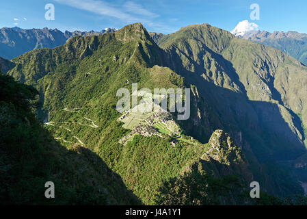 Vecchio Inca di Machu Picchu città sul monte una prospettiva aerea. Al di sopra di Machu Picchu vista sulla giornata di sole Foto Stock