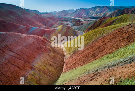 Vista aerea del rainbow colorate montagne di Zhangye danxia rilievi parco geologico in provincia di Gansu, Cina, Maggio 2017 Foto Stock