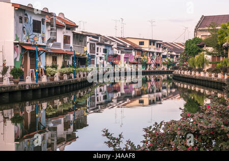 Case colorate sulla riva del fiume nel centro storico di Malacca, Malaysia Foto Stock