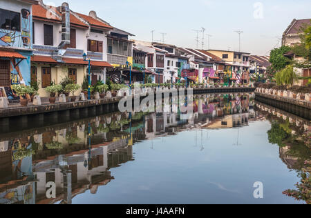 Case colorate sulla riva del fiume nel centro storico di Malacca, Malaysia Foto Stock