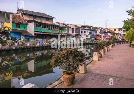 Case colorate sulla riva del fiume nel centro storico di Malacca, Malaysia Foto Stock