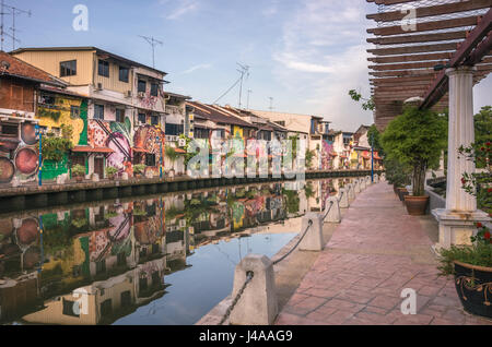 Case colorate sulla riva del fiume nel centro storico di Malacca, Malaysia Foto Stock