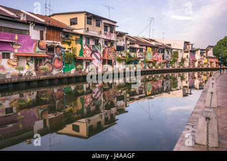 Case colorate sulla riva del fiume nel centro storico di Malacca, Malaysia Foto Stock