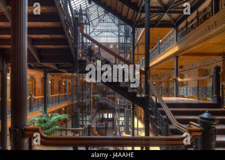 Scala nell atrio della Bradbury Building, Los Angeles Foto Stock