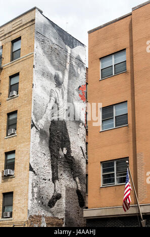 Giant stacca street arte murale sulla facciata di un edificio in New York Foto Stock