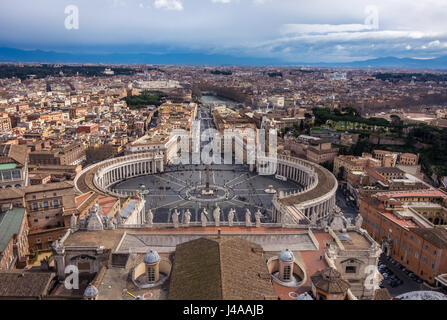 Piazza San Pietro visto dalla cupola della Basilica di San Pietro in Vaticano. Foto Stock