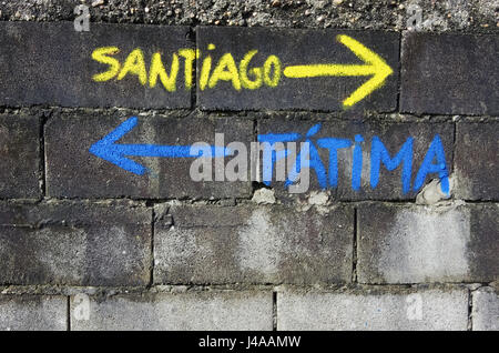 Le frecce sul portoghese Camino de Santiago percorso del pellegrinaggio. Foto Stock