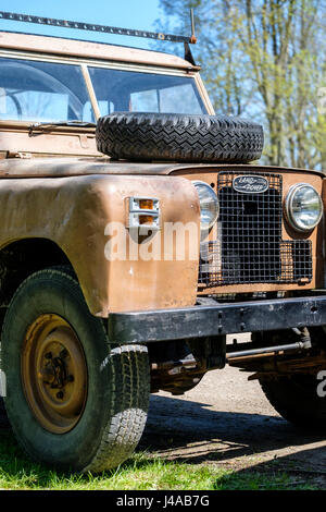 1963 ,vecchio land rover serie iia, Serie 2a, serie 2, 88, pick-up, 4x4 veicolo fuoristrada, modificati, griglia anteriore con il badge, logo, 1960s Foto Stock