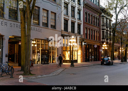 Persone che passeggiano sul Water Street al crepuscolo, Gastown area storica, Vancouver, British Columbia, Canada Foto Stock