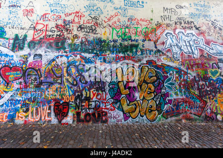 Graffiti presso il Muro di John Lennon, Praga, Repubblica Ceca. Foto Stock