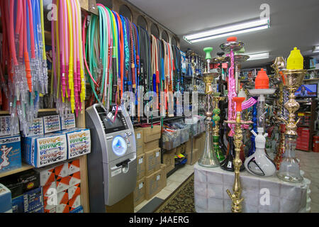 Hookah tubazioni, tubi flessibili e altri oggetti in vendita al miglior Buzz Hookah Shop nel Piccolo Egitto sezione di Astoria, Queens, a New York. Foto Stock