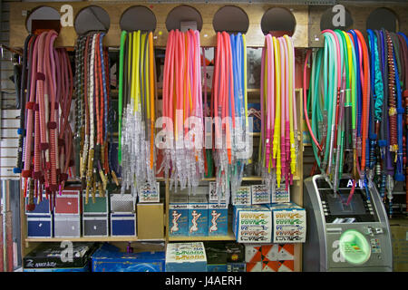 Hookah tubi flessibili della tubazione in vendita al miglior Buzz Hookah Shop nel Piccolo Egitto sezione di Astoria, Queens, a New York. Foto Stock