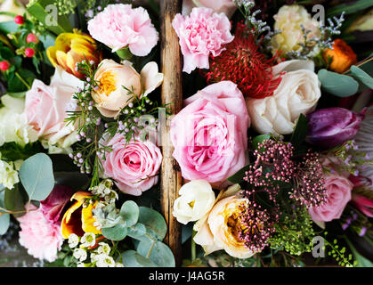 Primo piano della varietà di splendidi fiori in cesto in legno Foto Stock