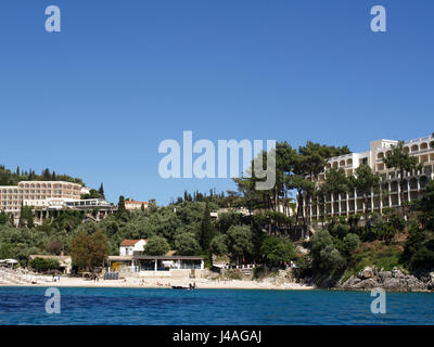 Baia di Paleokastritsa, Corfù, Grecia, preso dalla barca in mare che mostra Hotel Paleokastritsa Hotel Akrotiri Beach Foto Stock