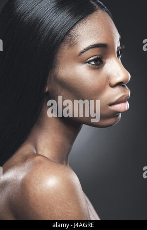 Giovane nero donna bella con una pelle perfetta Foto Stock