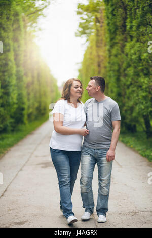 Giovani e felice di amare giovane su una romantica passeggiata all'aperto nel parco Foto Stock