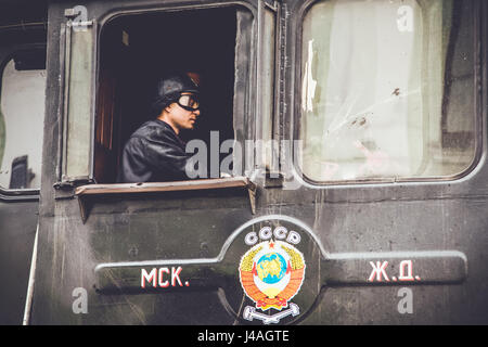 Mosca, Russia - 04 Aprile 2015: il conducente nella cabina della vecchia locomotiva. Retro Foto Stock