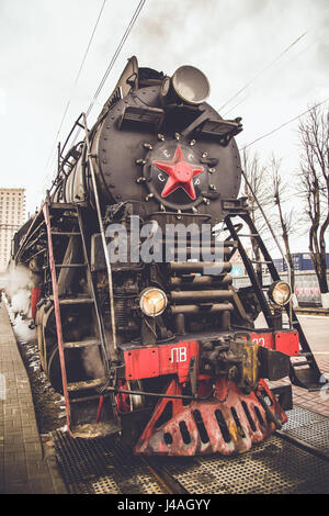 Mosca, Russia - 04 Aprile 2015: sovietica vecchia locomotiva a vapore. Stilizzazione retrò colore Foto Stock