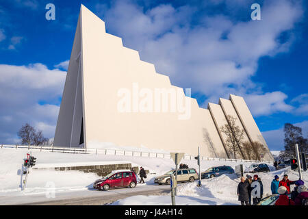 Il 'Cattedrale Artica" o Tromsdalen chiesa, un punto di riferimento di Tromsø, Norvegia settentrionale, è stata completata nel 1965. Foto Stock