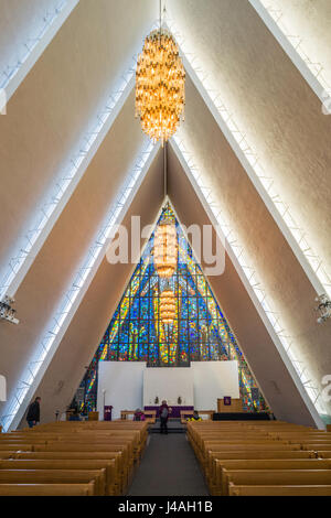Il 'Cattedrale Artica" o Tromsdalen chiesa, un punto di riferimento di Tromsø, Norvegia settentrionale, è stata completata nel 1965. Foto Stock