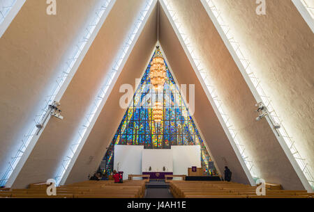 Il 'Cattedrale Artica" o Tromsdalen chiesa, un punto di riferimento di Tromsø, Norvegia settentrionale, è stata completata nel 1965. Foto Stock