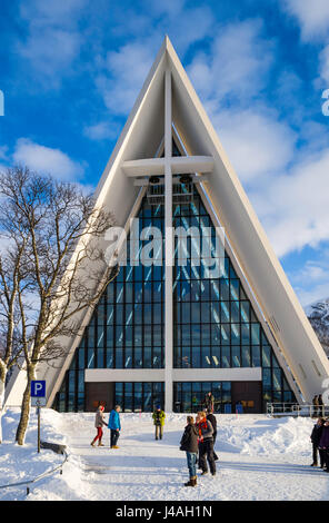 Il 'Cattedrale Artica" o Tromsdalen chiesa, un punto di riferimento di Tromsø, Norvegia settentrionale, è stata completata nel 1965. Foto Stock