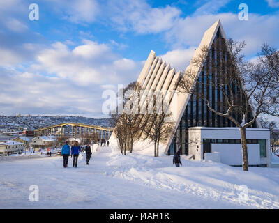 Il 'Cattedrale Artica" o Tromsdalen chiesa, un punto di riferimento di Tromsø, Norvegia settentrionale, è stata completata nel 1965. Foto Stock