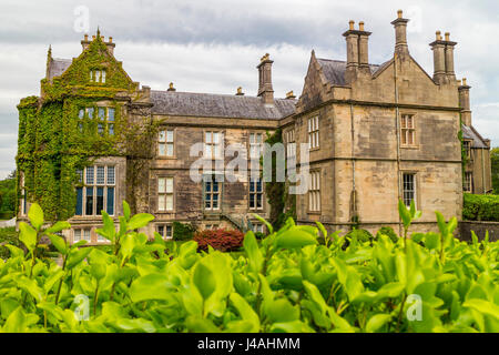 Muckross House, in Bourn Vincent Memorial Park/Parco Nazionale di Killarney, Killarney, County Kerry, Irlanda Foto Stock