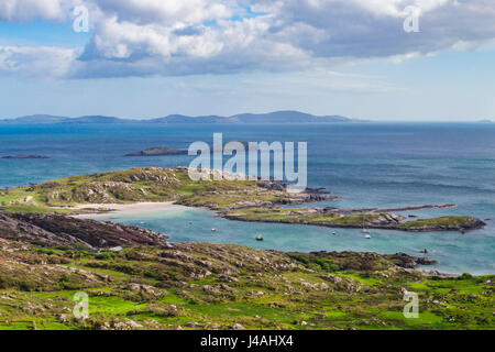 Vista panoramica sulla baia di Bealtra e Abbazia isola sulla costa sud della penisola di Iveragh, villaggi vicini e Il Derrynane Caherdaniel, nella contea di Kerry, Irlanda Foto Stock