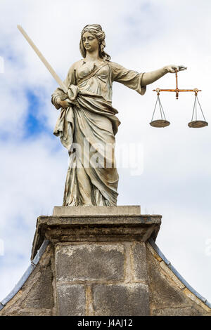 Statua di Lady Giustizia sulla gate di giustizia/Cork Hill Gate presso il Castello di Dublino, Dublino, Irlanda. statua scolpita da John van Nost il Giovane (1713-1780) Foto Stock