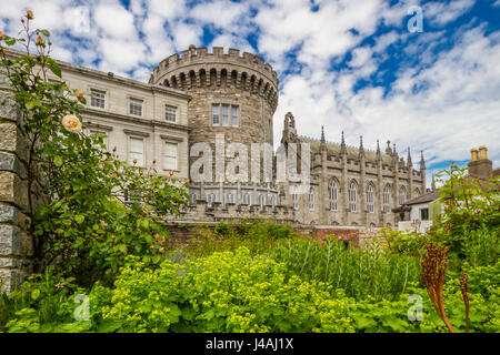 Il Castello di Dublino, Dublino, Irlanda. Vista su Dubh Linn giardini da parte degli appartamenti di stato (sinistra), registrare la torre (centro) e la cappella reale (a destra). Foto Stock