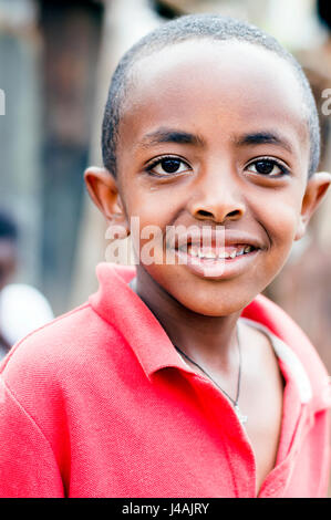 Piccolo Ragazzo in baraccopoli zona posteriore della Piazza, Addis Abeba, Etiopia Foto Stock