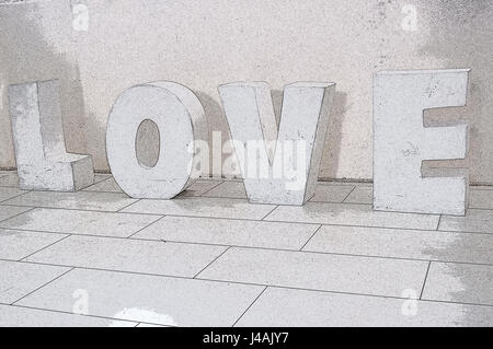 Lettera d'amore di un materiale solido bianco isolato su bianco in stile di disegno Foto Stock