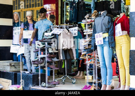 Negozio di abbigliamento uomo display, Re Giorgio V1 Road, Arat chilo, Addis Abeba, Etiopia Foto Stock