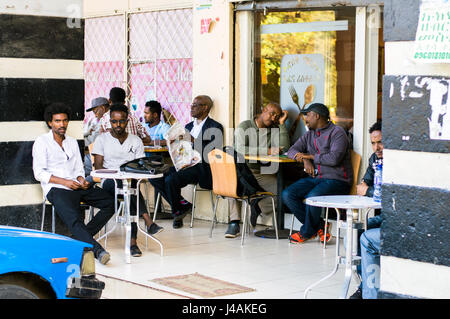 Coffee shop patroni, Re Giorgio V1 Road, Arat chilo, Addis Abeba, Etiopia Foto Stock