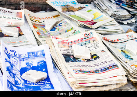 Quotidiani locali in vendita, Re Giorgio V1 Road, Arat chilo, Addis Abeba, Etiopia Foto Stock