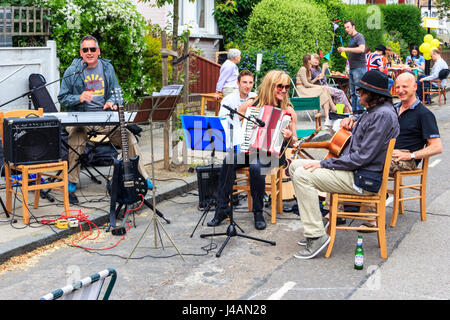 Un musical get-insieme a Royal Wedding street party a Islington, a nord di Londra, Regno Unito Foto Stock