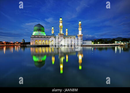 Scena notturna della città di Kota Kinabalu moschea, Sabah Borneo Malese. Foto Stock